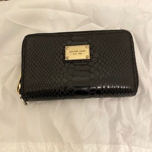 Micheal Kors Clutch / Wallet